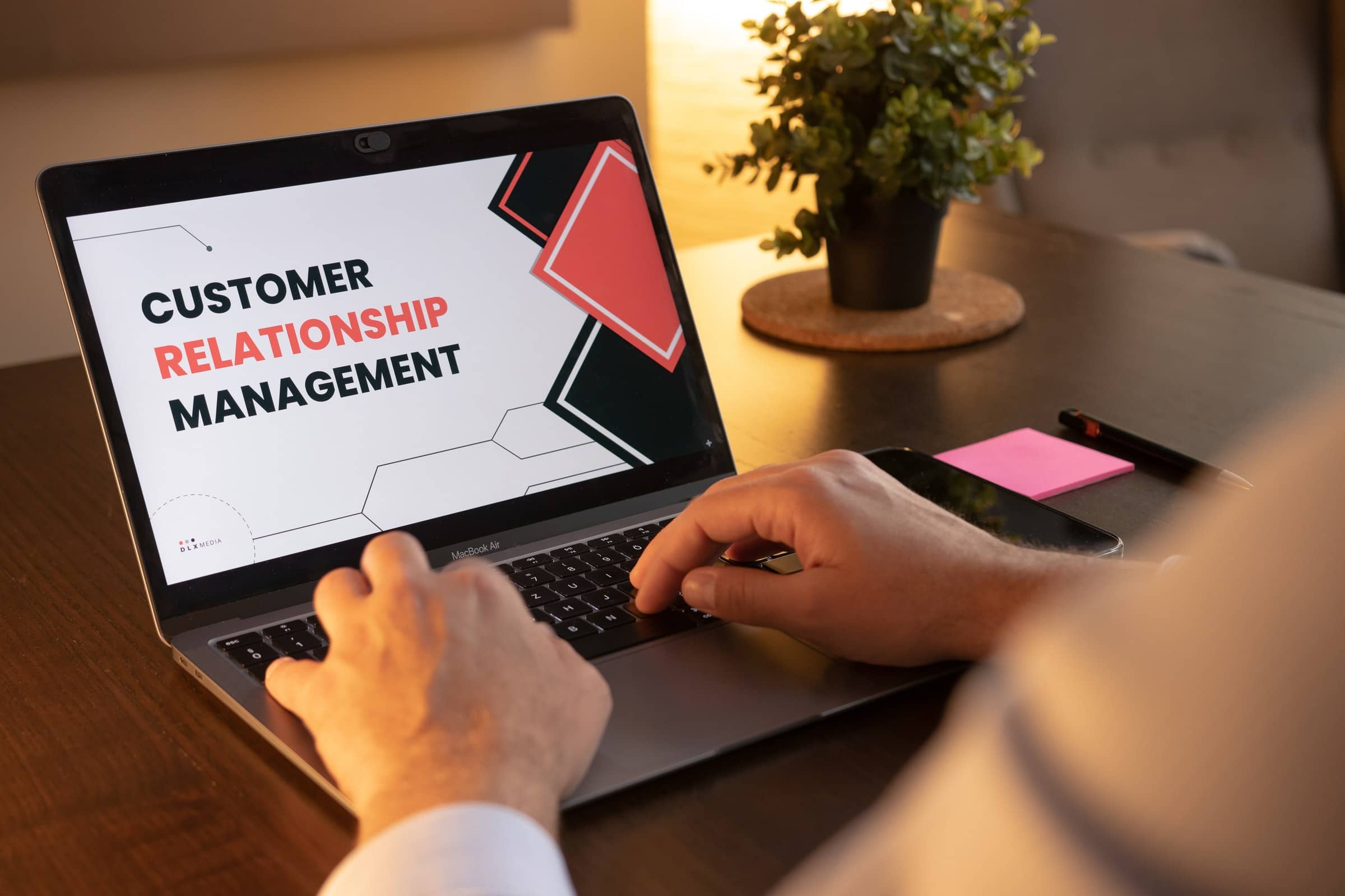 Laptop mit Abbildung von Customer Relationship Management